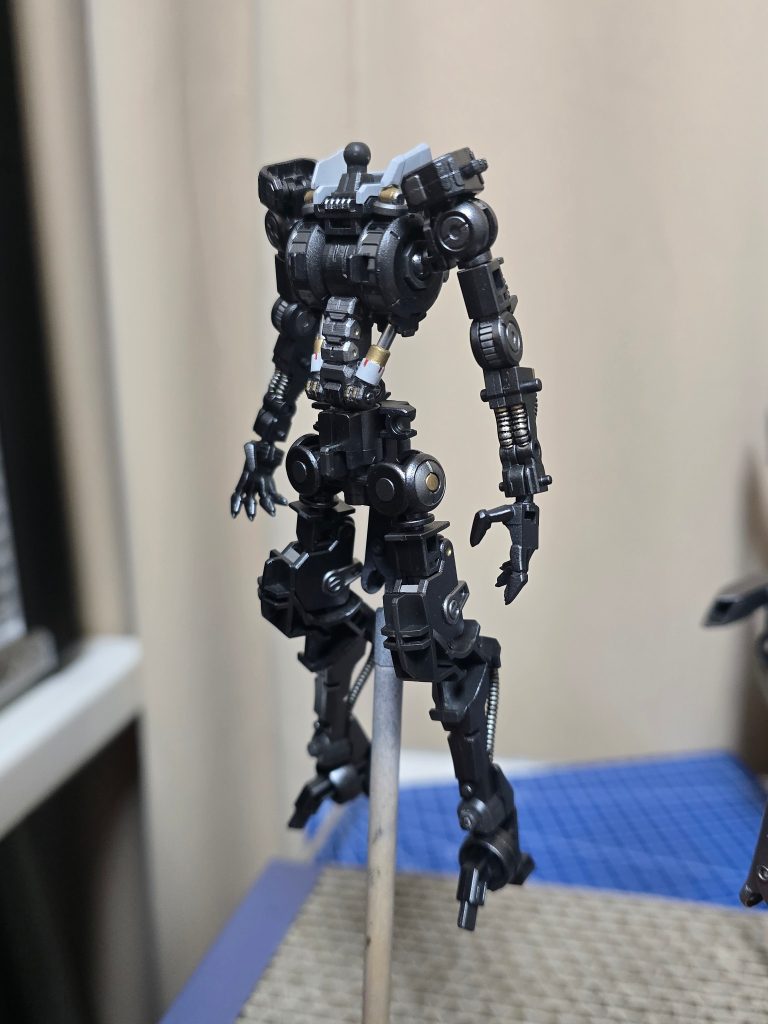 フレーム塗装。分かりにくいですが、シルバーとゴールド入れて、6色使ってます。