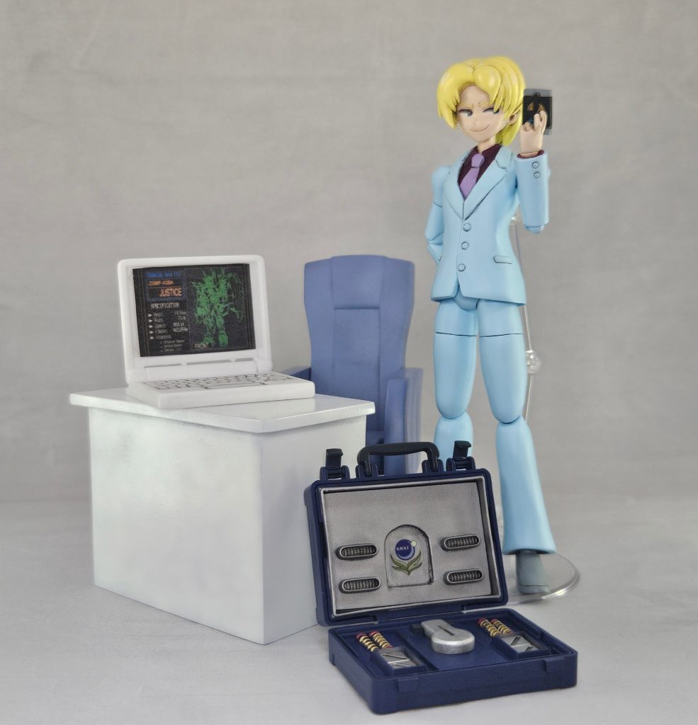 ほとんどが100均の素材ベースですがNジャマーキャンセラーのデータの入ったフロッピー？やそれを読み込ませたPC、デスク、劇中で彼は使ってませんがサイクロプスの起動装置も製作しました