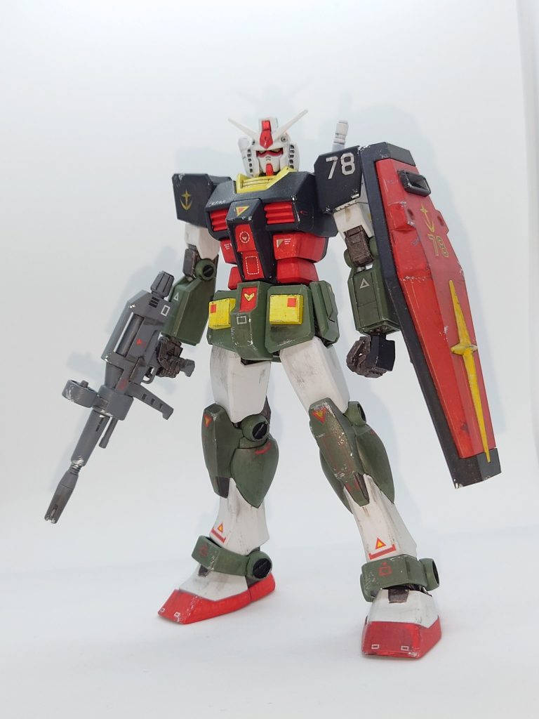 まずはEGガンダム(リアルタイプカラー風)不要な穴を埋めたり手首とビームライフルを変えたりした程度でほぼいじってません。