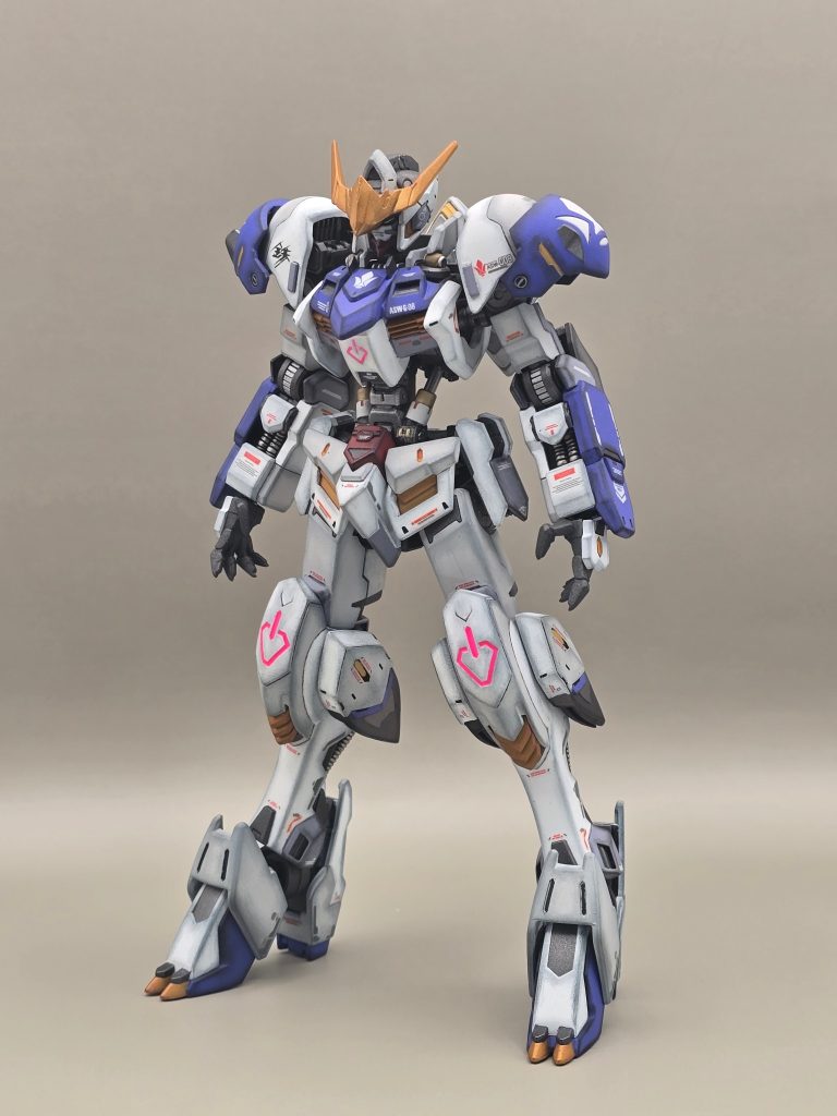 肩アーマーはルプスから。首まわりのパーツとサイドアーマーはグシオンリベイクフルシティから。トップヘビーにならないように、ふくらはぎのスラスターをMGSDバルバトスから移植してバランスを取りました。プロポーション調整のために胴体フレームは3Dプリンタ製のものを使用しています。