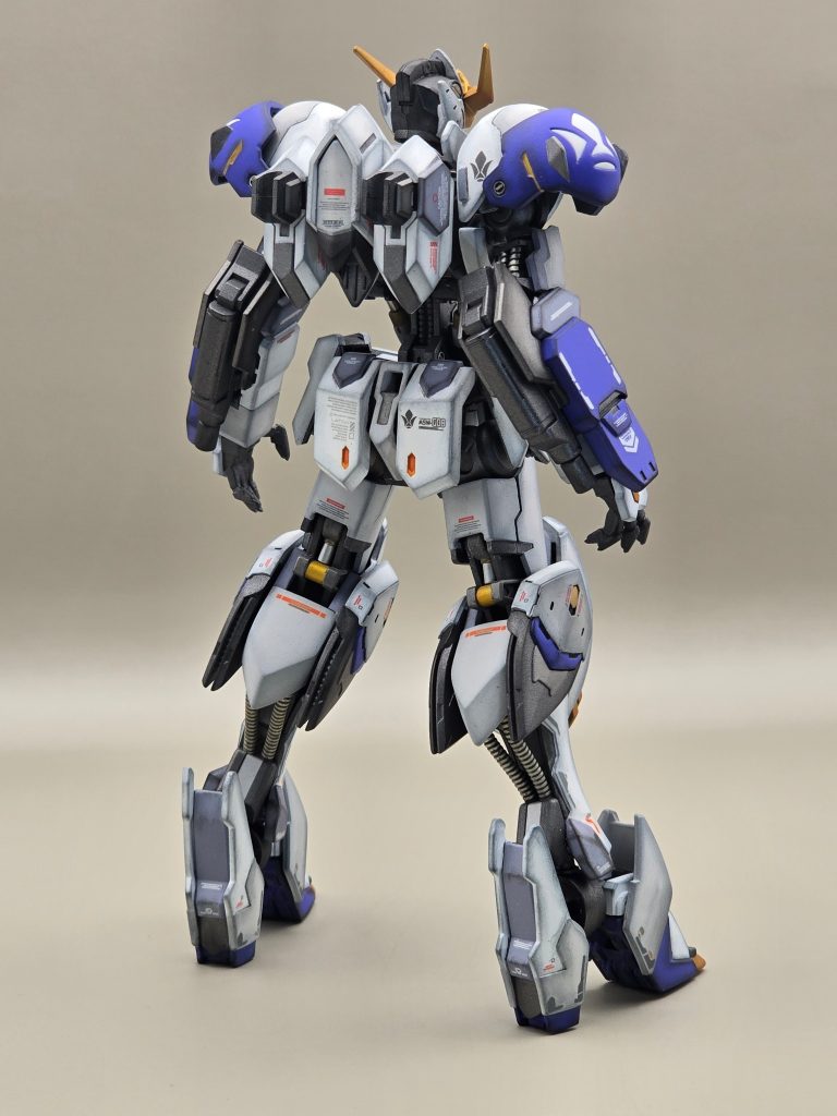 踵パーツはバエルのパーツを使用。高さを合わせるために接地面をプラ板で継ぎ足ししてます。