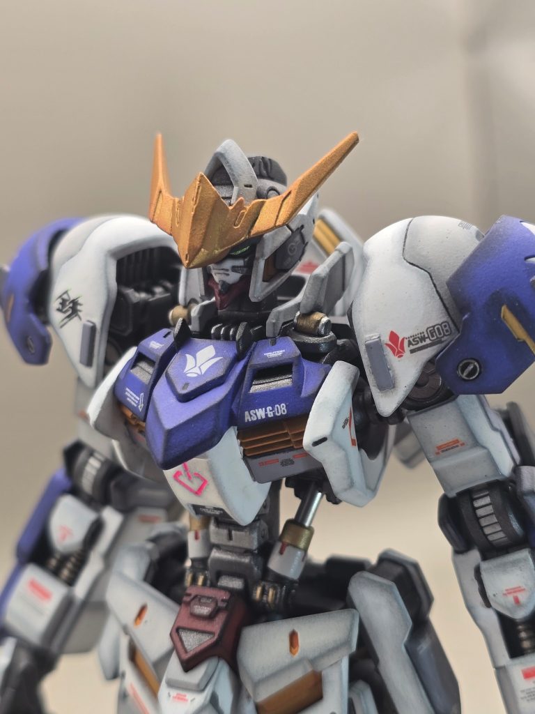 胸部装甲にインテークモールドを追加。中央にはアスタロトの足パーツのパーツを加工して取り付け。フィンパーツを貼り付けてディテールアップ。胸部装甲のサイドパーツはデフォルトが薄っぺらな感じがしたのでルプスレクスから移植。肩アーマーの丸モールドは彫り込んで、市販の丸モールドに変更。腰中央にはジャンクパーツを貼り付けてディテールアップ。
