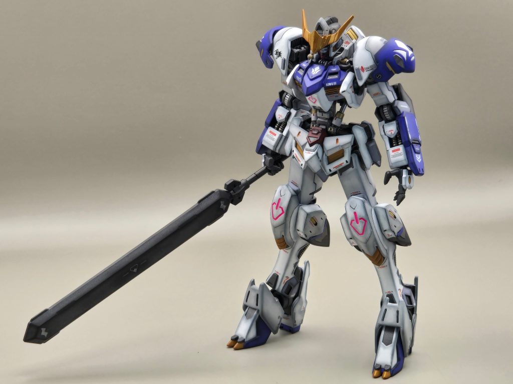 アダプトの後、テイワズで新しい武器のソードメイスの使用試験を兼ねて、新型肩アーマーと肩部関節の出力限界並びに耐久性を確認するために、再調整されたバルバトスという感じで作成しました。