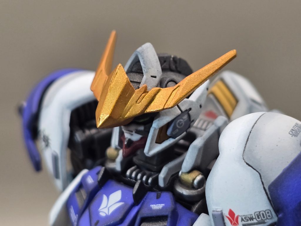 アンテナパーツはジャンクパーツを加工してパテで貼り付け。首元にはフィンパーツをつけてディテールアップ。顎パーツは延長加工してシャープにしてます。それに合わせて、口元のガンメタ部分をプラ板で延長加工。
