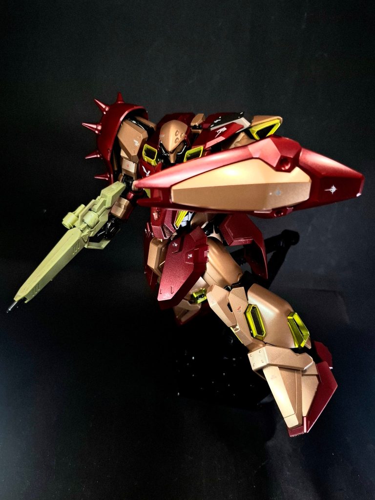 小型シールドM型の左腕部にマウントラッチを介して装備されるシールド。F型が装備している大型シールドと比べて小型となり、ウェポンベイとしての機能は減っているが、その分近接戦闘時の取り回しが重視されている。