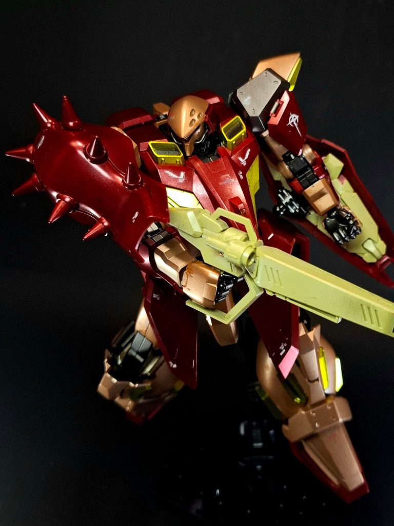 スパイク・ショルダー・アーマー右肩に装備された棘付きの肩アーマー。M型はF型のものよりも大型で右腕を覆うほどのサイズになっており、スパイクの数も多い。