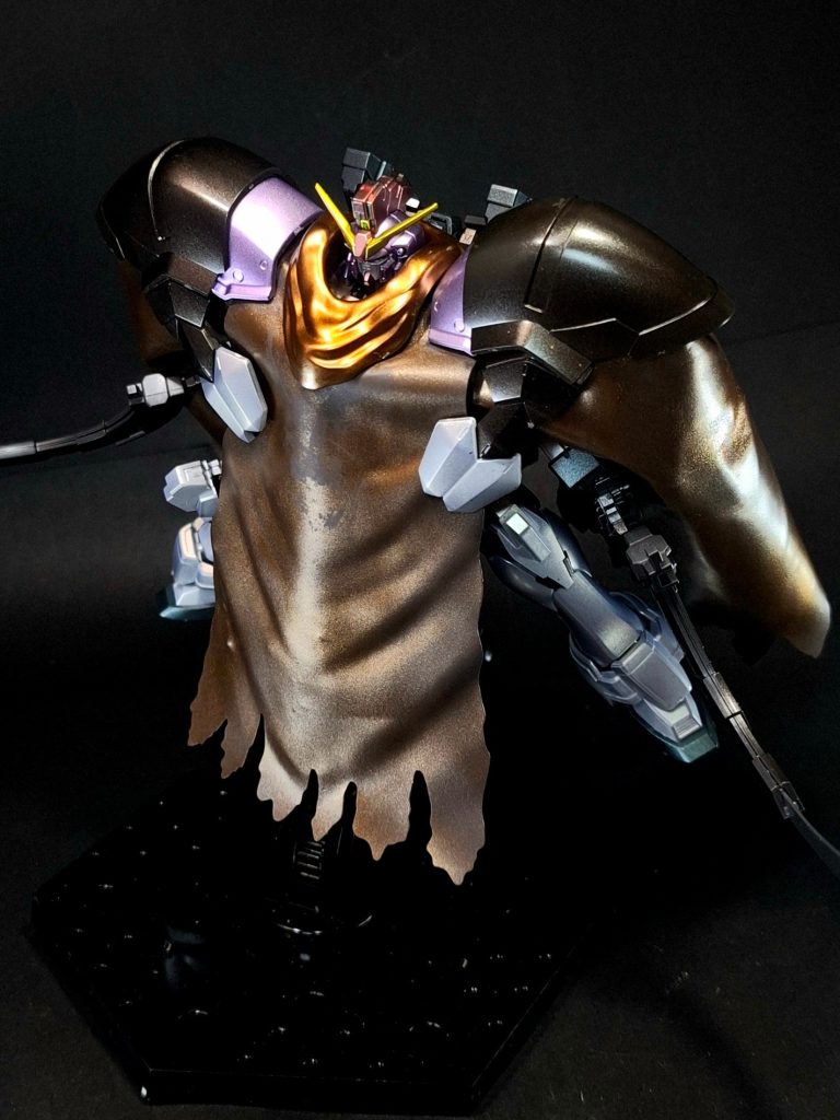 その他編集シールド旧キット「HG 1/144 ガンダムサンドロックカスタム」に付属するプラモデルオリジナル装備。後の『敗栄』の物とは形状が完全に異なり、表面に紋章が描かれている。TV版『W』の物と同様にクロスクラッシャーも使用可能。ビームマシンガン設定上存在する射撃兵装。形状はTV版と同一。主にガンプラやフィギュアなどの立体物に付属している。