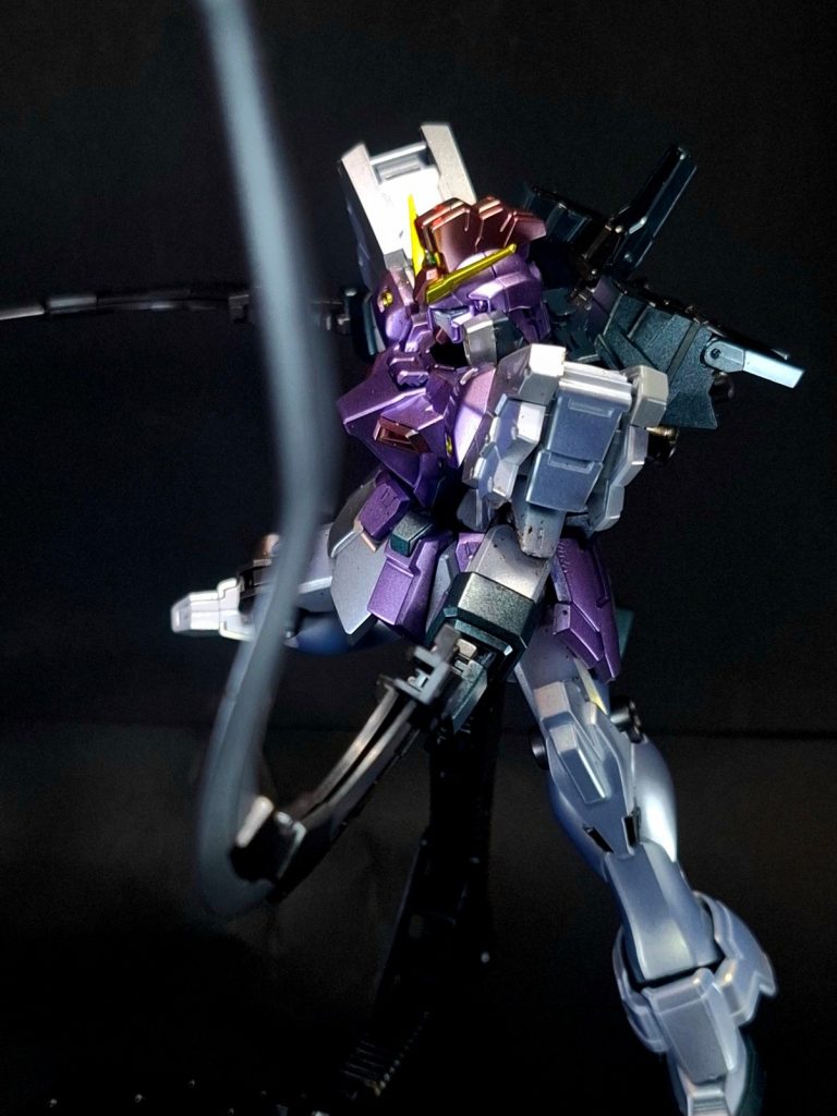 特殊機能自爆装置各ガンダムに搭載されている機密保持用の自爆システム。マリーメイア軍との戦闘後にガンダムデスサイズヘル (EW版)、ガンダムヘビーアームズ改 (EW版)と共に使用され、爆破された。耐ビームコーティングマント全身を覆う増加装甲を兼ねたマント状の特殊装備。防御力を向上させる他、耐熱機構を備えている。腕部の可動域が狭まるため基本的に戦闘時にはパージされる。ゼロシステム『敗栄』でTV版と同じく一時的に搭載された。