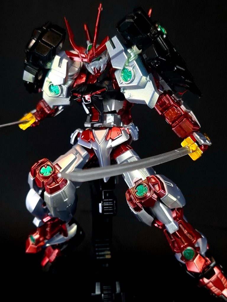武装編集サムライソード本機の主武装である一対の日本刀で『菊一文字』『虎徹』と名付けられている。普段は両肩の大袖状の装甲に装備されている。実体剣である為、ビームサーベルのようなビーム兵器と比べると威力は劣るが刀身には粒子変容塗料が塗っており、これに加えてニルスの有するプラフスキー粒子の知識と武術の技量をも駆使してフィールドの粒子帯に合わせる事が可能。これによって敵のビームを斬り裂いたり、斬撃を衝撃波のように飛ばすといった戦術も出来る。基本的には近接戦闘に使用されるが投擲して使う事も可能。名前の由来は元機のレッドフレームが持つ実体剣「ガーベラ・ストレート」と「タイガー・ピアス」から。