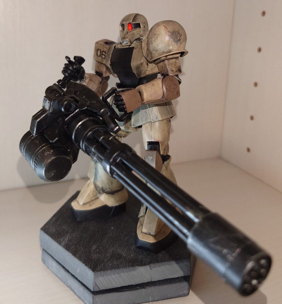 　はい！　HGザクⅠを製作しました！　元ネタは、完成度が伝説の食玩「ガンダムアダプト」のザクⅠを再現しました　元画像はアップ出来ないので、皆さん各自でお調べください　笑　本当はGフレームFAのザクⅠでやりたかったんですが、オプションパーツのガトリングが大きくて、急遽、某駿河屋で三連星仕様のザクⅠを調達　いつものように筆塗り全塗装で仕上げました