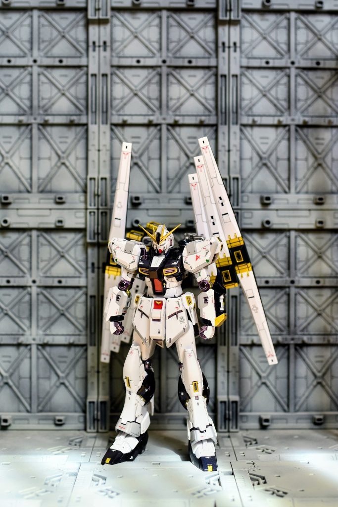 通常のνガンダムが至高とは思いますが、こちらも負けず劣らず格好良いです。本来無いのは重々承知ですが、どうしても左肩にアムロマークを着けたい衝動に駆られてしまいました。
