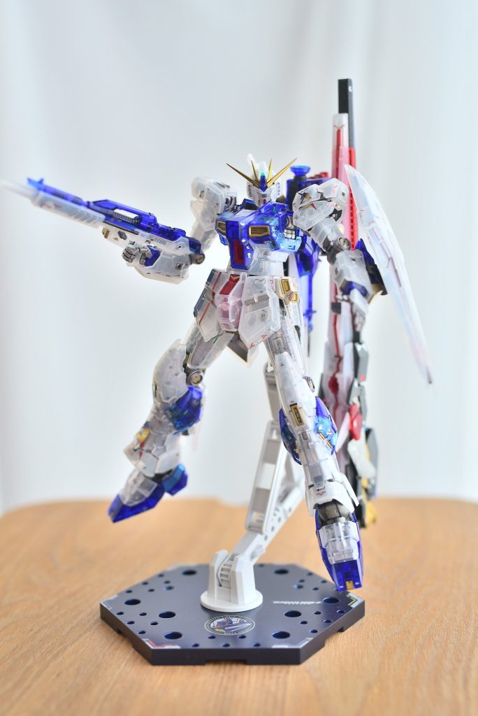 別売りの専用水転写式メタリックガンダムデカールを使用しました。キラキラでクリアカラーに映えます(gandam-hand2)