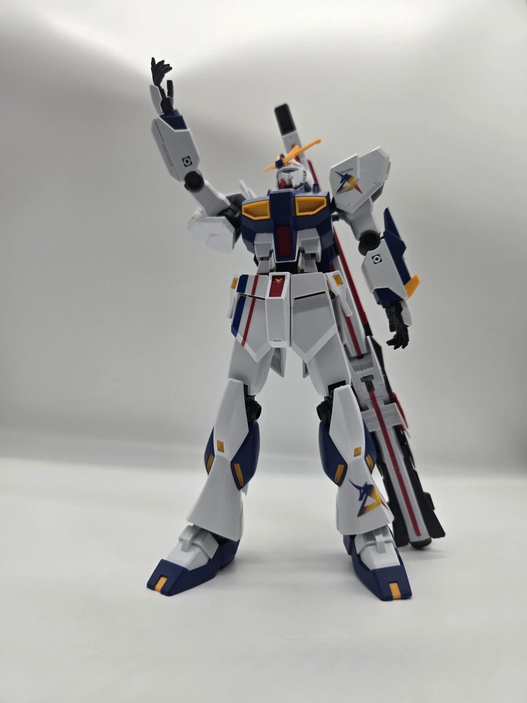時間潰しがてら、初めて福岡のガンダムベースを訪れてみようと思い立ち、調べてみるとνガンダム立像とガンダムベース福岡は別の施設だそうで、まずはららぽーと福岡に向かいました。初めて見るνガンダム立像はとても大きく、迫力満点でした。昼間で簡易演出だったのですが、腕が可動するシーンも見ることができました。EGでも、その迫力をしっかりと再現されていて驚きました。ポーズは、印象的だった可動時のポーズをイメージしました。（※追記　足のシールを左右貼り間違えておりました…すみません）