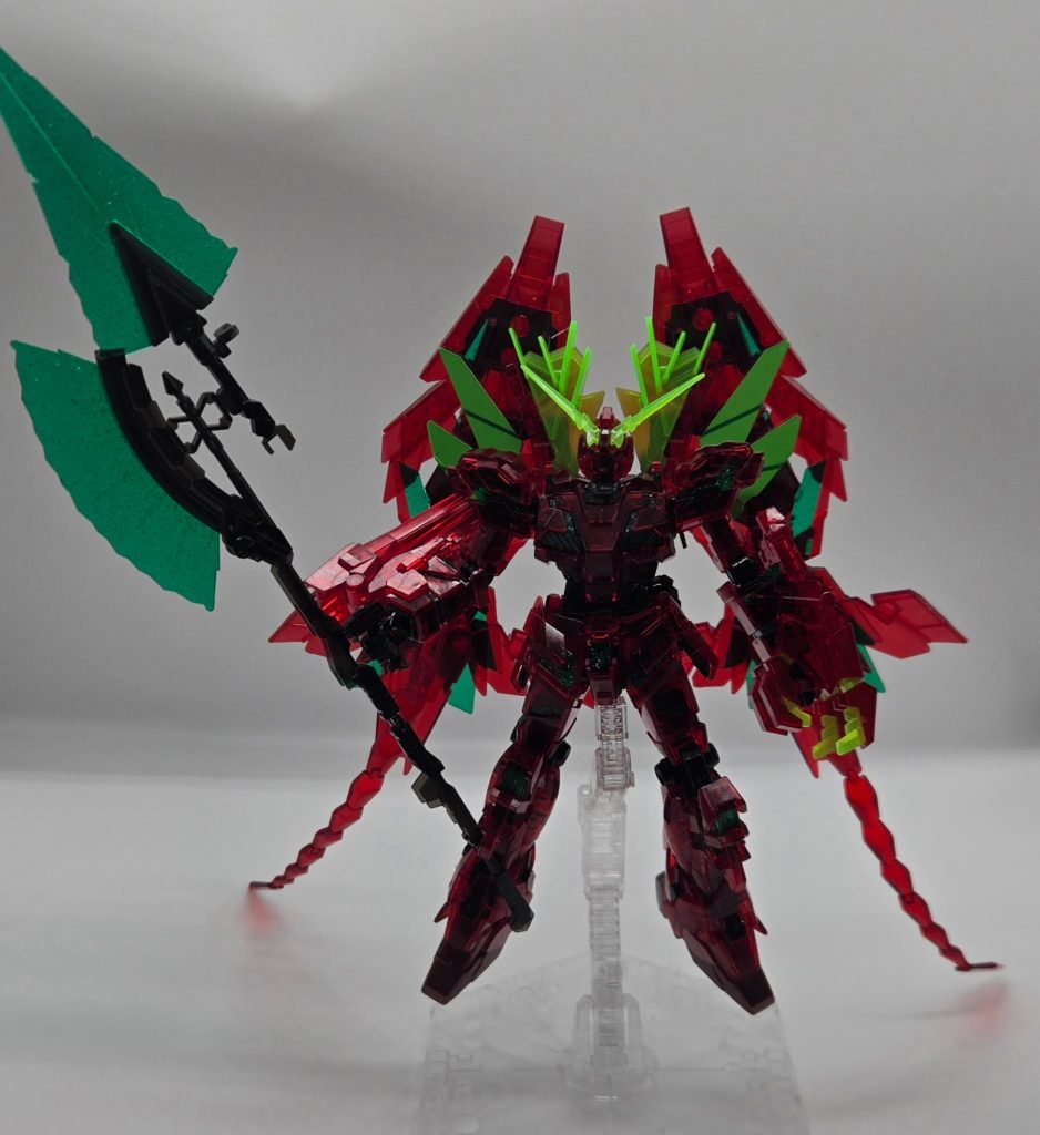 予定を終えた後、ガンダムベース福岡にも立ち寄りました。予定の会場でたまたまお会いしたXのフォロワーさんが現地に詳しくて、わざわざ一緒に案内してくださり、非常に助かり、楽しい時間を過ごせました。ちなみに、なぜ赤いユニコーンなのかはご案内いただいたフォロワーさんも詳しい理由はご存じないとのことでした。もしかすると明太子カラーかも？とのことでした。ガンプラは、出発前から赤いユニコーンを買うと決めていたのですが、ノーマルバージョンとクリアバージョンのどちらか迷っていました。レビュー画像でクリアが黒ずんで見えたのが気になったのです。現地の展示品を見ると、思ったよりクリアの発色がよく、一目でクリアにしようと決めました。私の写真スキルでは結局黒ずんでしまうのですが、肉眼ではクリアレッドの外装とサイコフレームのグリーンがとても美しく映え、買ってよかったと思います。&nbsp;&nbsp;