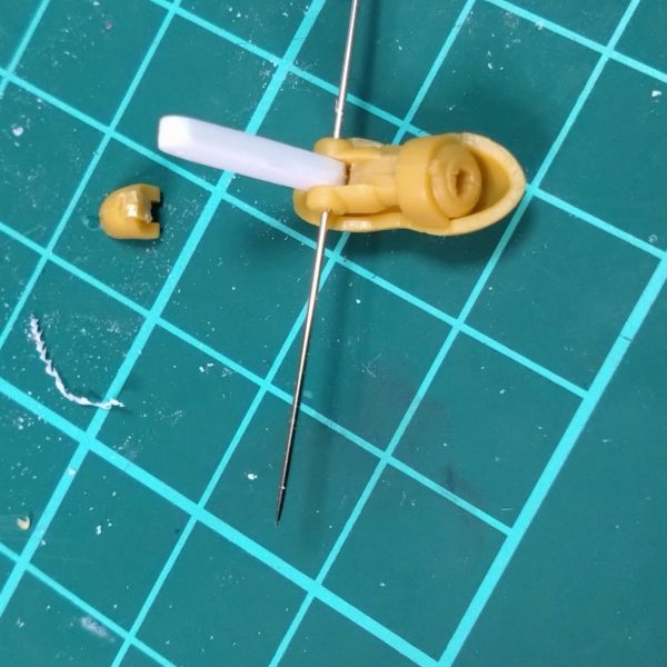 今回は2体目ということで！可動化をしてみようと思います進めています！腕（肘関節）の可動域を上げてみます！シリンダーも作ってみますよ！！（2枚目）