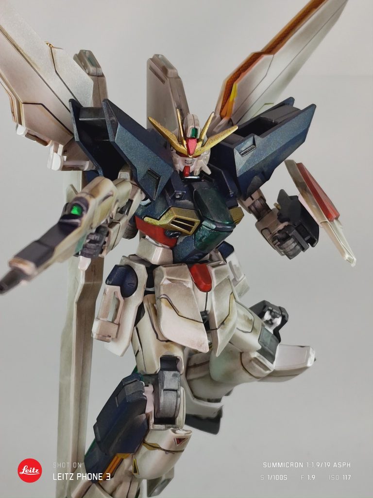 センサーの所をガンダムマーカーで塗装しました
