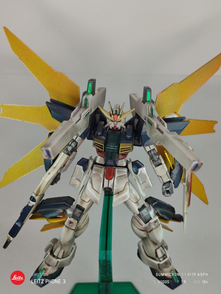 リフレクターと手足のフィンはピンクサフを噴いてから金、クリアイエローをゆっくり噴いて塗装しました