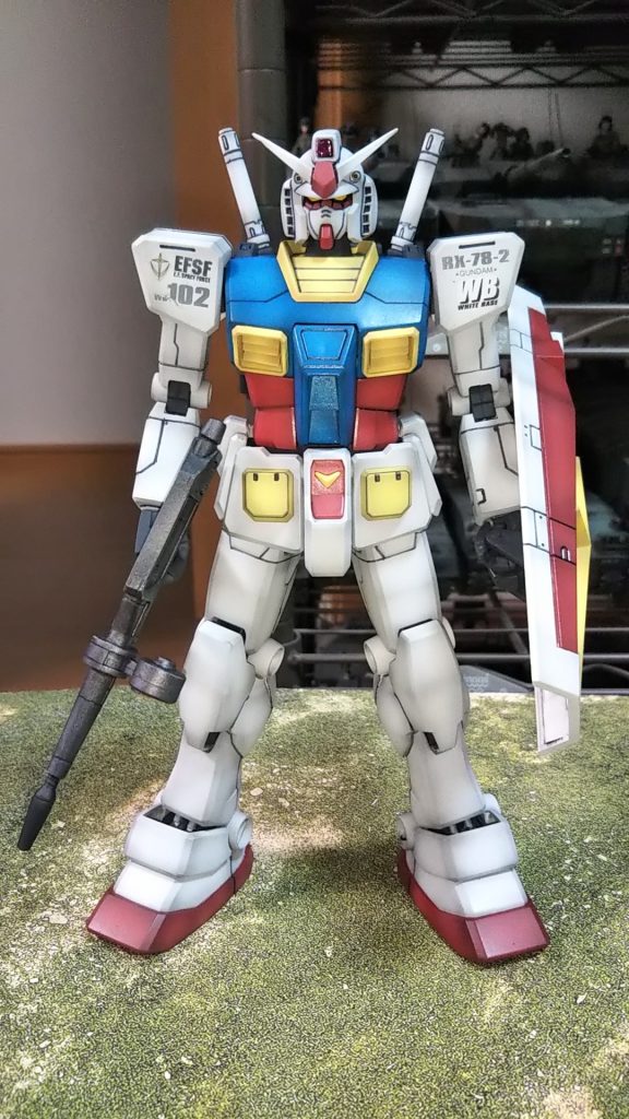 しょver1.0に比べて、頭部、脚部、胸かた肘関節あたりを新規にして、武器を増やしたキットになっております、かなり印象が変わったと思います💦左斜め前