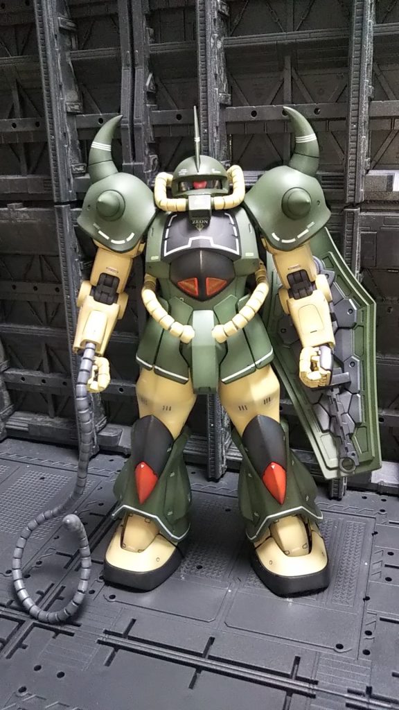 正面先週完成したMGグフver2.0がとてつもなく好評なのでもう一気に（一機）リアルタイプなのでデカールベタベタに仕上げております💦