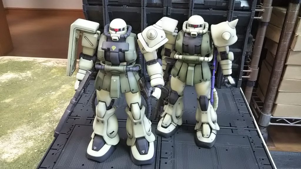 MGザクⅡF型と一緒に