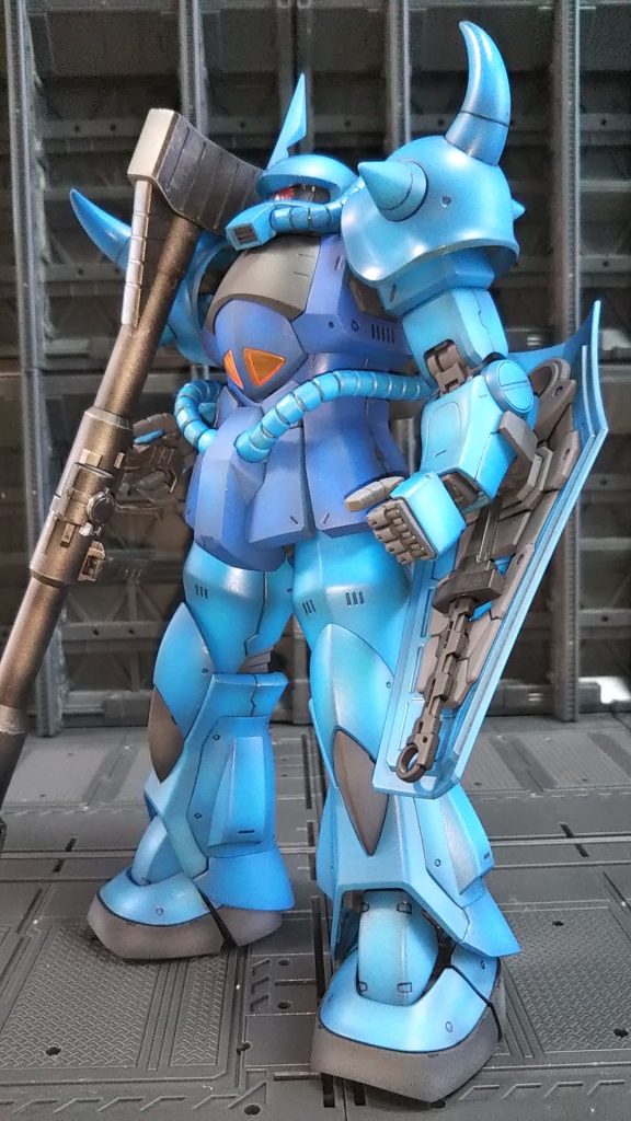 左斜め前ジャブローに降下して地面までたどり着いグフをモデルにしております