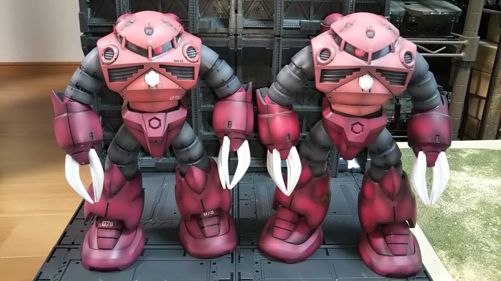 昨年作った4本爪仕様（デカールなし）との比較本機を実家から持ってこれなかったことをきっかけに製作された4本爪仕様