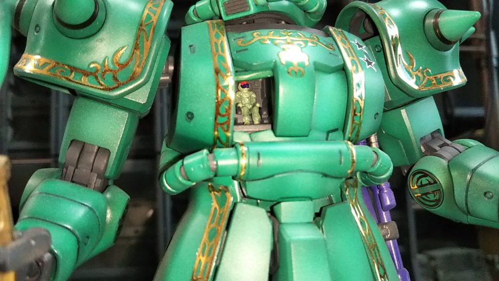 このキットにはパイロット（ドズル・ザビ中将（オードリーのパパ））がついています💦