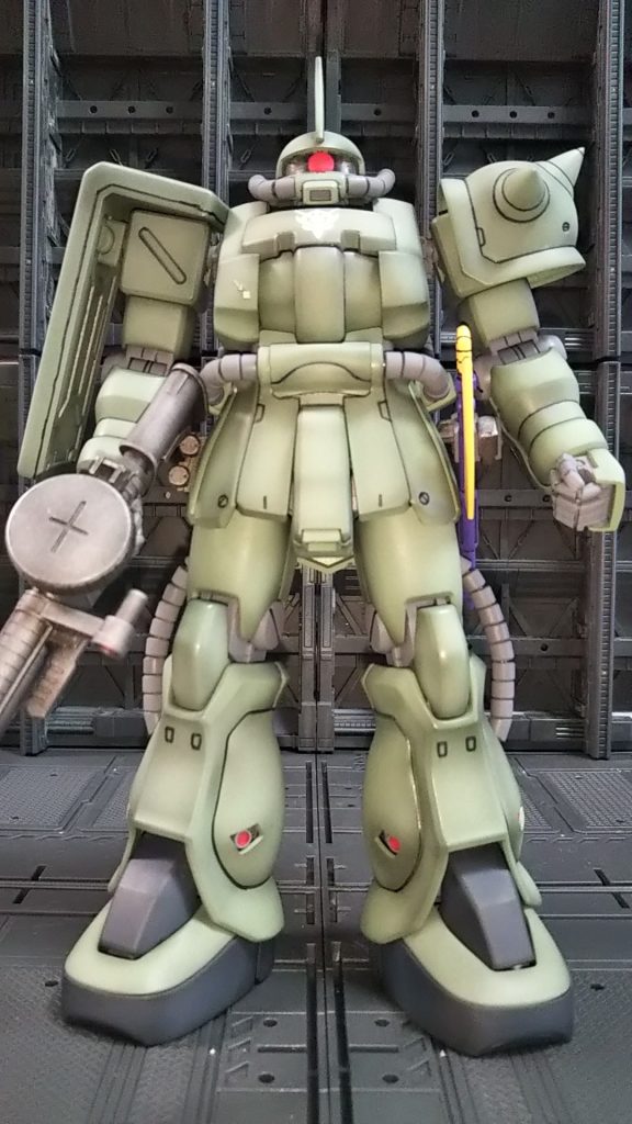 正面いつもの要領でシャドーグラデーションかけております。後にプレバン限定で発売されるとは思わず、当時のガンダムウェポンズとか見ながら連邦仕様のザクの部品転用して塗装しました💦