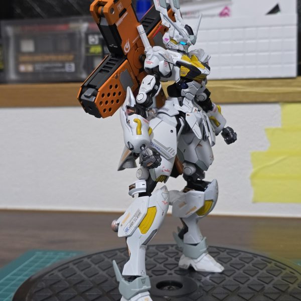 ひとまず完成しました〜(*´ω｀*)最後の最後にガンダムマーカー使って色足そうとしたら大失敗してしまいました…やはりエナメルとかリカバリーできるものにしないとだめですね…あとは撮影のみ…ミキシングコンにはこの子の最終形態で参加しようかな(*´ω｀*)（2枚目）