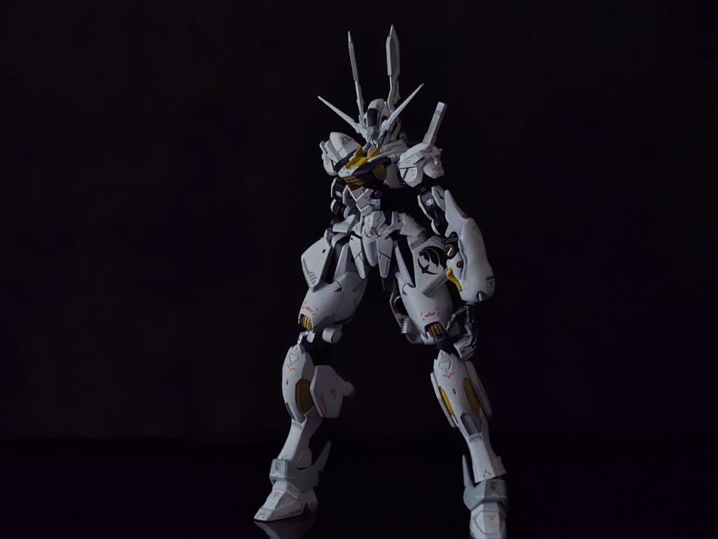 作品名：背景<p>黒い背景って憧れますよね… しかしいざやってみると、光は反射しまくるし自分は映り込むし、黒というか鼠色に見えるしで散々… 自宅に制限がある自分には照明やら暗幕やら用意する事はできない… 奇跡的にちょっと格好良く撮れた写真 [&hellip;]</p>
