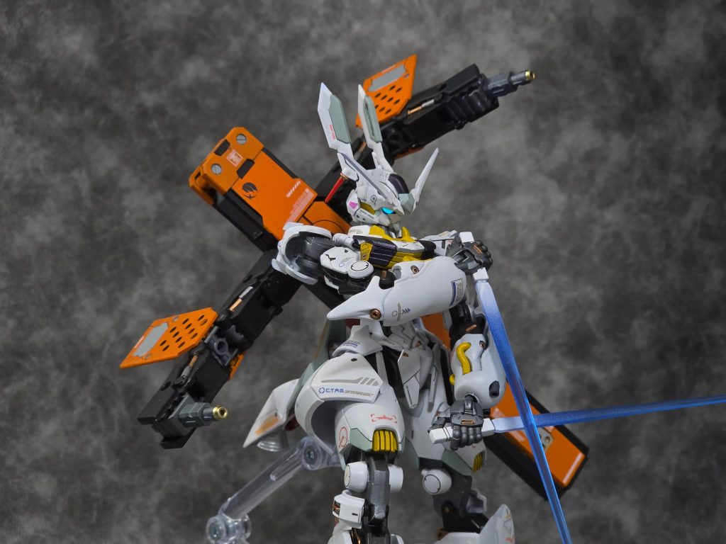 モード:サブアーム背中にマウントした状態でサブアームを展開、先端からビームを発射します。