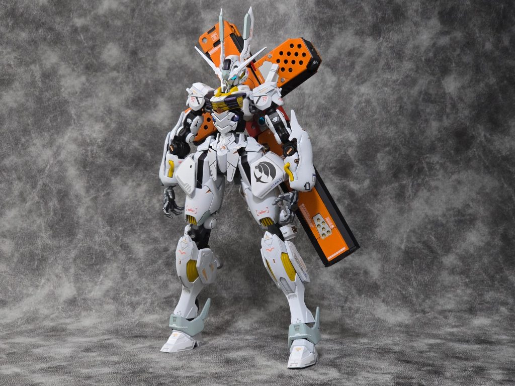 型式番号:CS‐001　機体名:ガンダムホワイトフェイス頭頂高:21.0m　機体重量:40t　専用武器：複合十字兵装『KURAGI』ベースはエアリアルで、シナンジュ・バルバトス系のパーツとジャンクでできています。エアリアル、意外と肩幅デッカ！だったので大分加工して上半身がすっきり見えるようにしました！&nbsp;