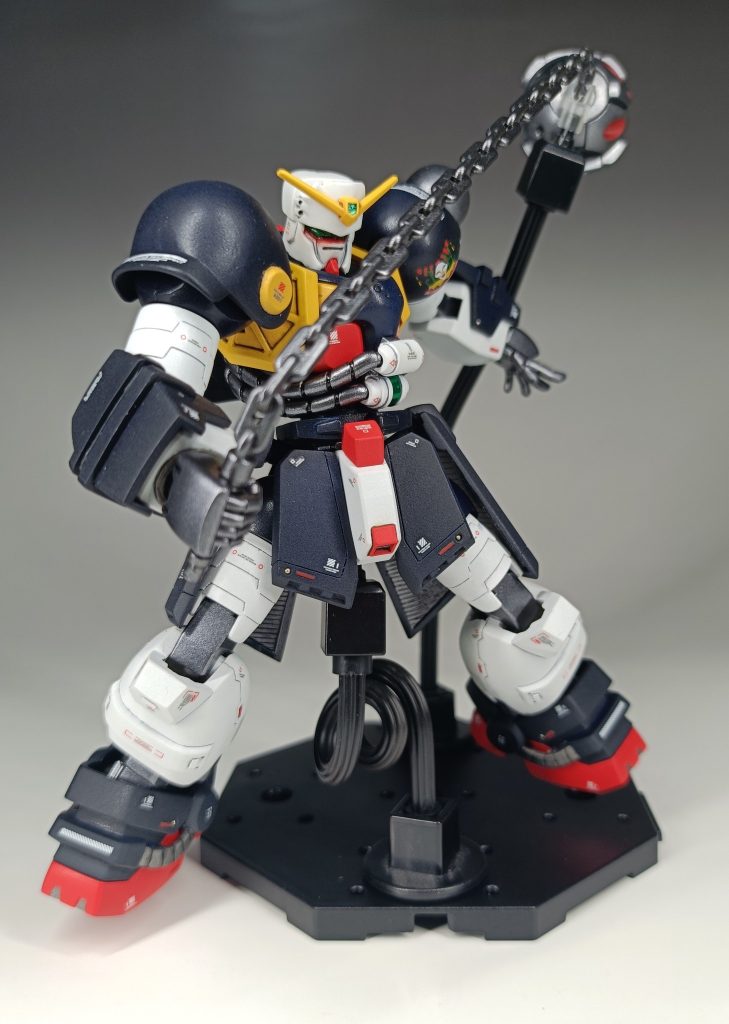 グラビトンハンマーGQuuuuuuXの赤いガンダムからそのまま流用。表情が付けれるハンマーは良いですね、元々はRGガンダムver2.0の流用だと思いましたが、ぜひHGFC化の際はこのチェーンを金型流用してクリアブルー成型で出してもらいたいです。設定的には、肩から射出された後にポップアップして使用時には大きくなる、としています。未来世紀なら出来るっしょ