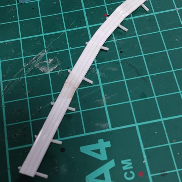 今迄メッサーの制作過程の紹介してましたがもう少し塗装詰めてから完成かと考えてました。ホビージャパン読んでたら今年もオラザクの記事が載ってました。いつもは記念にと丁度制作完了したものを投稿してましたが今回のメッサーも投稿してみたくなりました。なのでメッサーの完成投稿はまだまだ先になりますがジオラマにするための小物制作してました。メイン画像は、まだ塗装途中ですが瞬間接着剤の空き容器とプラ棒などで作った給水タンクにダメージ加工したものです。それとプラ板にモールド彫ってプラ棒着けて作ったガードレール、支柱と看板等の制作紹介です。現在ジオラマベースもかなり形になってきてますが紹介はこのくらいにしておこうと考えてます。どこまでやれるか頑張って今年は少しでも良い結果になればと時間かけてやってみるつもりです。（2枚目）