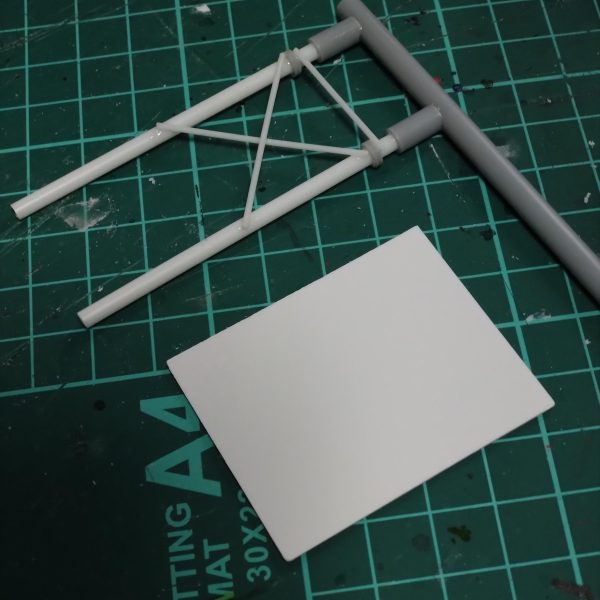今迄メッサーの制作過程の紹介してましたがもう少し塗装詰めてから完成かと考えてました。ホビージャパン読んでたら今年もオラザクの記事が載ってました。いつもは記念にと丁度制作完了したものを投稿してましたが今回のメッサーも投稿してみたくなりました。なのでメッサーの完成投稿はまだまだ先になりますがジオラマにするための小物制作してました。メイン画像は、まだ塗装途中ですが瞬間接着剤の空き容器とプラ棒などで作った給水タンクにダメージ加工したものです。それとプラ板にモールド彫ってプラ棒着けて作ったガードレール、支柱と看板等の制作紹介です。現在ジオラマベースもかなり形になってきてますが紹介はこのくらいにしておこうと考えてます。どこまでやれるか頑張って今年は少しでも良い結果になればと時間かけてやってみるつもりです。（3枚目）