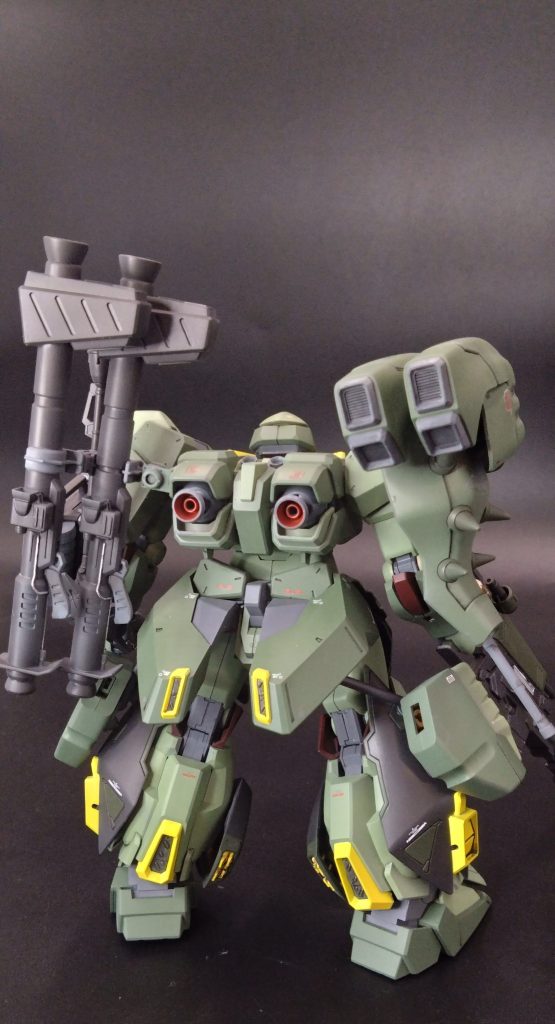 脚部にはとある事情でハサウェイに渡せなかった物資の中にマフティーのフラシップ機クスィーの補給パーツ・余剰パーツを使用して追加スラスターと簡易的なミノフスキーフライトシステムも空戦時のでも機動力は劣るが長時間の空戦が可能になっている。