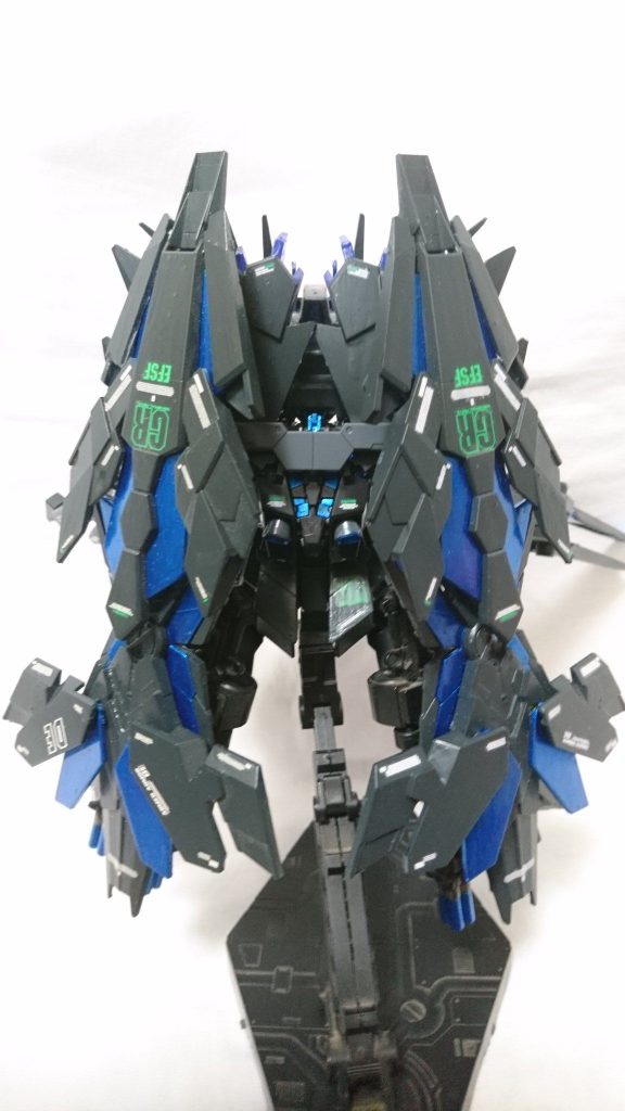 ベースはHGUCバンシィノルンで、バンシィのアームドアーマーBS、VNとバンシィノルンのアームドアーマーDE、アームドアーマーXCを装備。アームドアーマーVNは可動式。頭部はSDEXのバンシィを使用。腰部、脚部短縮化を行い、ダウンサイジングしてます。