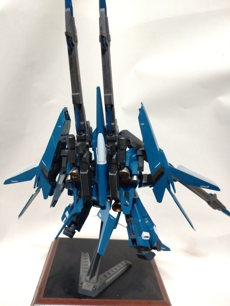 ベースはHGUCリゼル　ディフェンサーｂユニットで、頭部はSDCSのZガンダムを加工。マスク部はSDシナンジュのマスクを移植し、ブレードアンテナを短くカットして、リゼルの頭部に近づけました。さらに腰部、脚部短縮化を行いました。&nbsp;