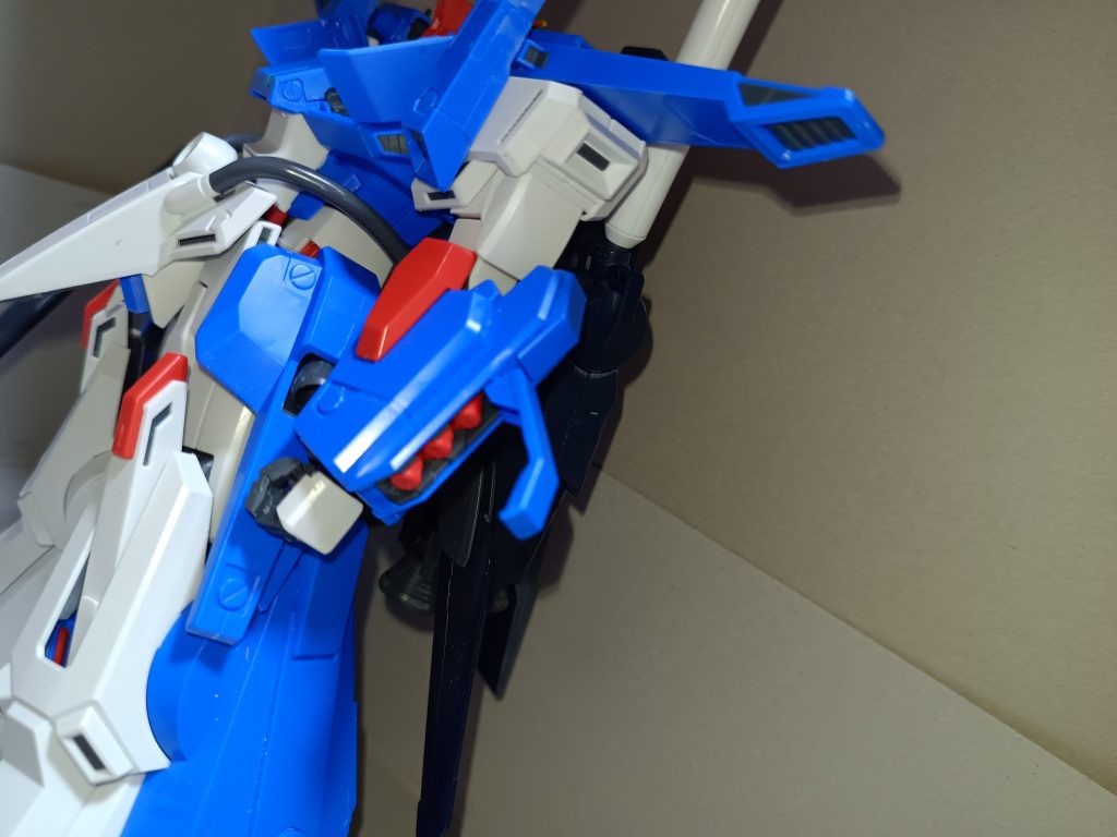 左腕ミサイル。ここに実弾があるとZガンダムぽいですね。