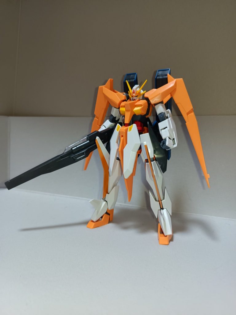 GNキャノンが装備されました。火力が低いアリオスにとっては嬉しい武装ですね。最終決戦のトランザムビームバルカンから目を逸らしながら。これが欲しくてキットを探してたんですよ。