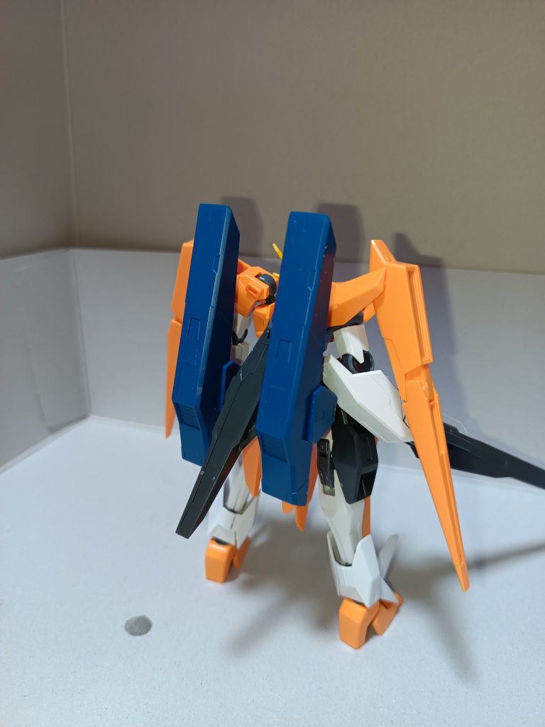 追加その2、ミサイルコンテナ。キュリオスからハルートまで続くお家芸とでも言うべき武装。初見の時なんの箱背負ってるのか分からず、ビームキャノンかと思っていましたね。