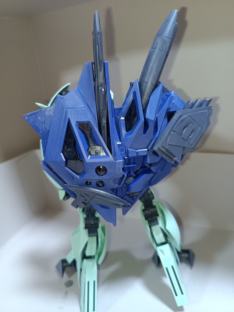 キャラバスに武装が盛りだくさんですねぇ。ゲームではビームライフルとバズーカくらいしか実装されないこと多いので、これだけあると見ていて楽しいです。クリアパーツもふんだんに使用されています。そしてかなりでかいです。