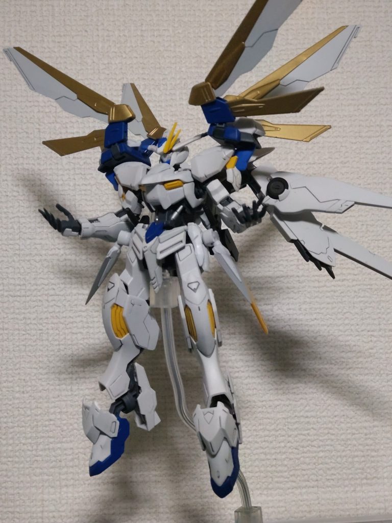 ファリド家（ボードウィン家）の財産、人脈、権限をフルに使い集められるだけのガンダムフレームに関する情報を集め、モンターク商会ができる限りの資材、モビルスーツを集め戦力共に十分に備わった状態かつ、ハシュマル戦での経験を得て魔改造された今の時代を生きる新たなバエルです。