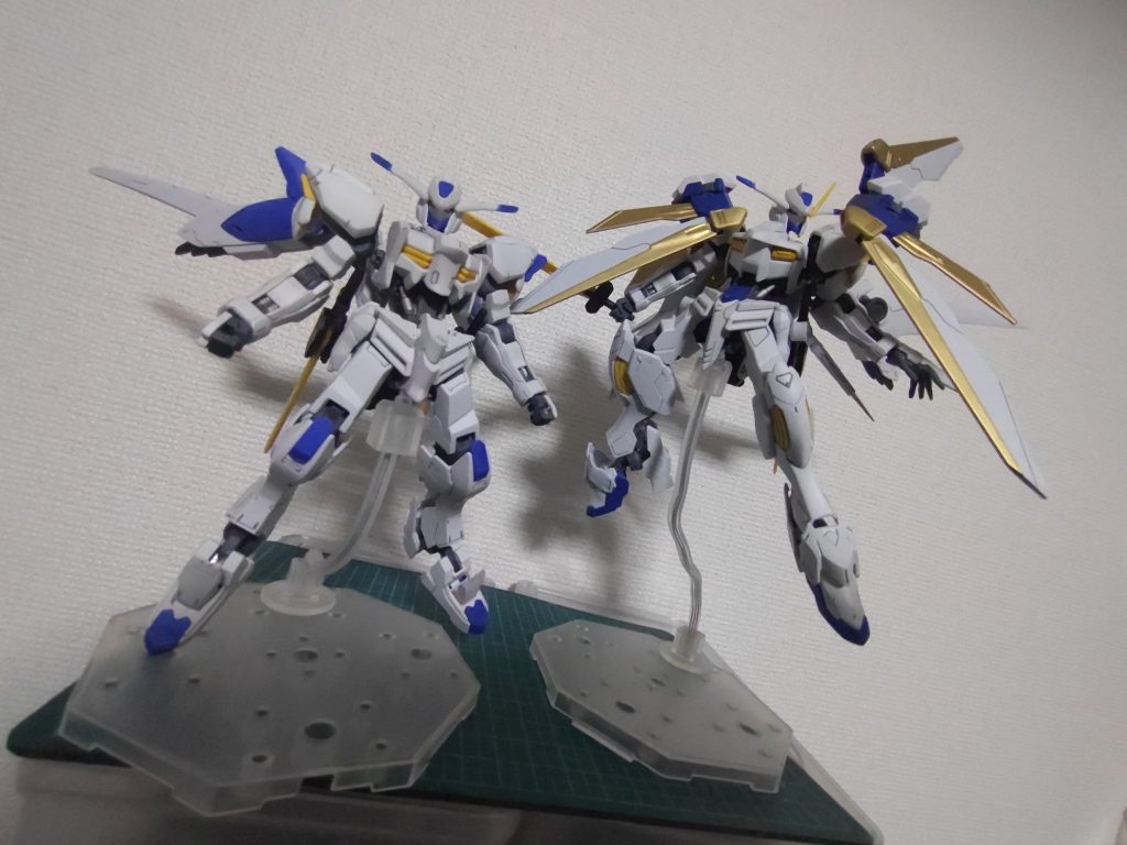 初めてバエルを作った事で刺激されバエルノウム誕生。本家とツーショット。本来の足もいいですがルプスの足も合うなぁと感じました。ただ爪は要らなかったので切ってプラ版で加工。