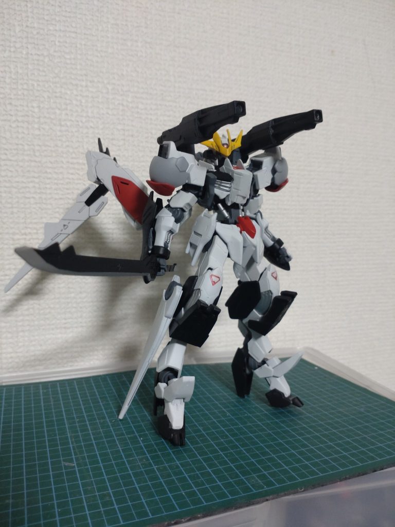 「徒花」（あだばな）ことガンダムキメラ。元々端白星みたく漢字の名前「ガンダム徒花」のみでしたがの設定的にバルバトス、グシオン、フラウロスの残骸を組み合わせて生まれた（悪魔の亡骸から生み出された新たな悪魔）ということで新たに「キメラ」という名前を設定で追加しました。荒っぽかった塗装を剥がせる範囲で剥がして塗り直しました。武器も単色ではなく刃の部分と塗り分けました。