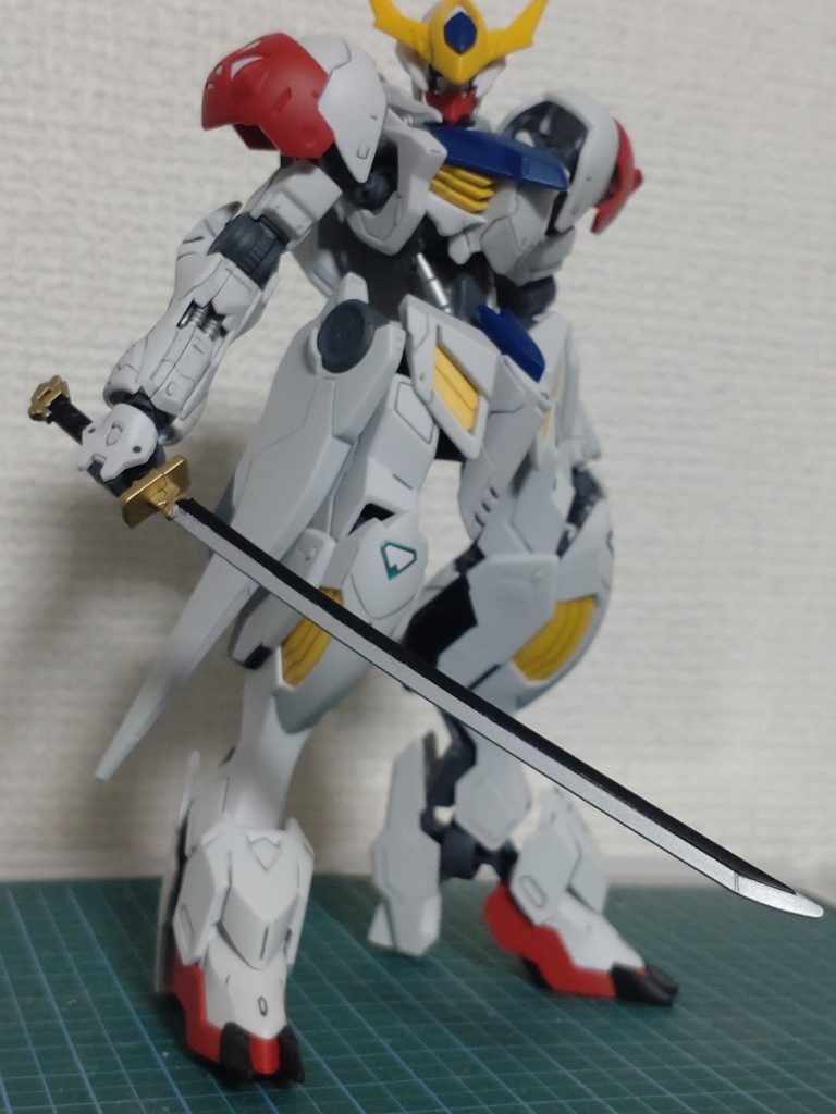 実をいうと頭の先からから足の先まで初めて作ったバルバトスルプス。バルバトスの形態だと一番好きな見た目です。最近では値上がったものの一般的に手にはいるようになりもったいない精神で作れなかったものを作りました。肩のギミックまであって当時１１００円は神がかってましたね。余ってたガーベラストレートを塗り、持たせました。&nbsp;