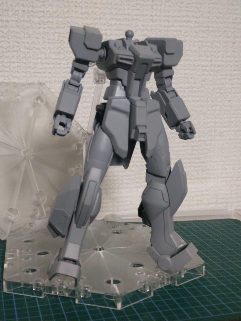 イグニスガンダム（マネキン）インパルスの再販がないので頭と足先以外。これにいろんなパーツあてがったりするのが結構楽しかったり。