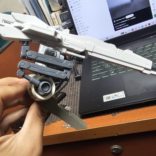 フルアーマー百式改みたいにしようと思ってたんですが頭を永遠とK.O.GがちらつくのでいっそのことK.O.Gみたいにしてやろうと改造中。あとは頭部のモールドですね。（4枚目）