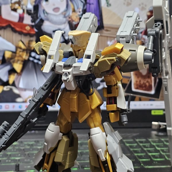 フルアーマー百式改みたいにしようと思ってたんですが頭を永遠とK.O.GがちらつくのでいっそのことK.O.Gみたいにしてやろうと改造中。あとは頭部のモールドですね。（6枚目）