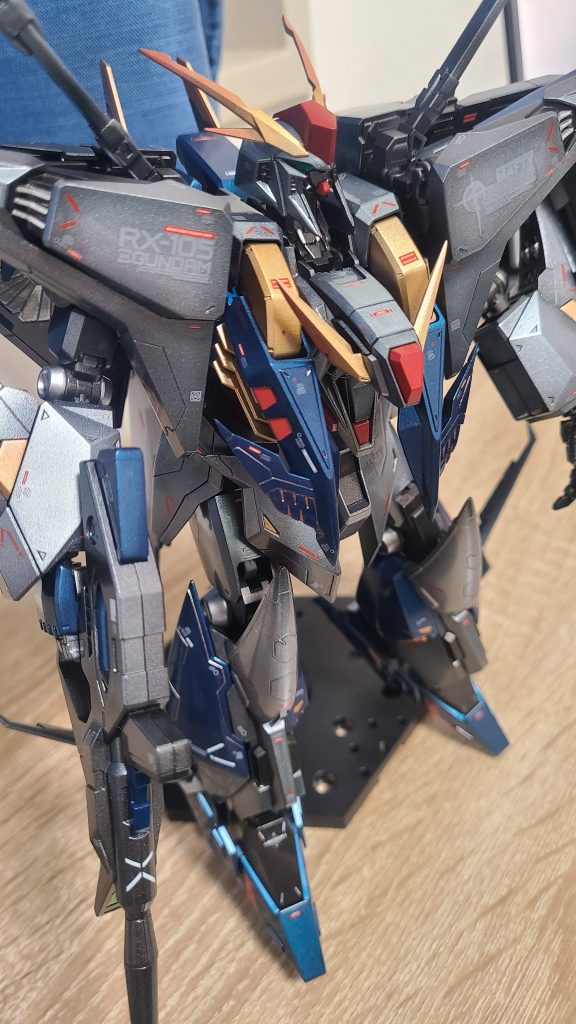 アンテナなどの金色は赤金とグラデーションかけてます。
